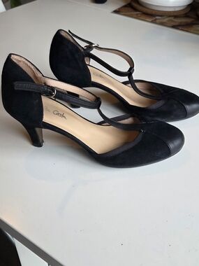 Classic Black T-Strap Mid-Heel Pumps - Versatile Evening Heels